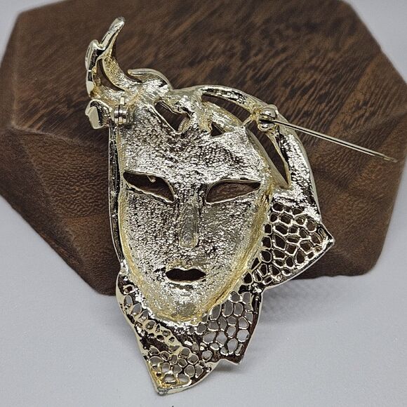 Vtg Mysterious Lady Mask Brooch 3d Hollow Masquerade Pin Matte Retro Gold Tone - Picture 9 of 11